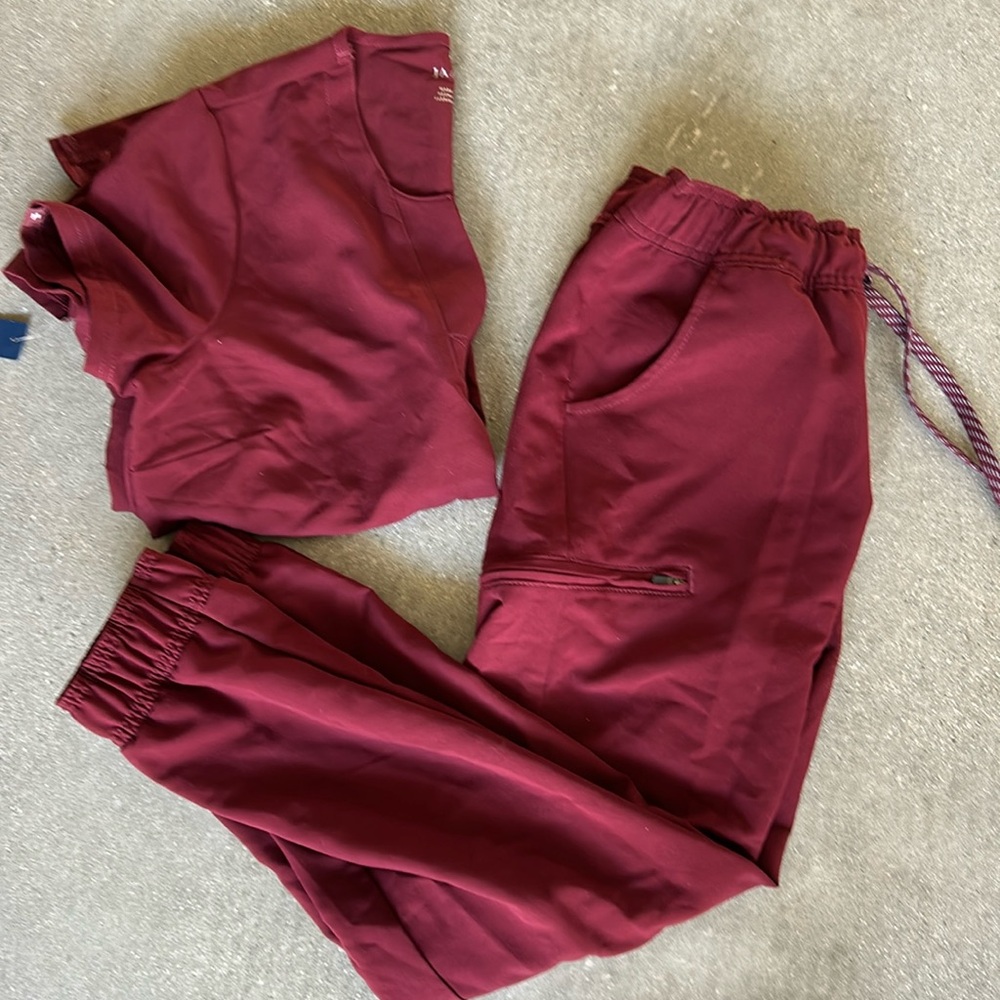 NWT Jaanuu Scrub Set, Size S / S petite, burgundy